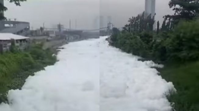 Sungai di Surabaya Tertutup Busa, Eri Cahyadi Sebut Gegara Limbah Rumah Tangga
