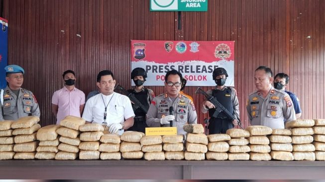 Polres Solok Ringkus Kurir 75 Paket Ganja Ukuran Besar, Seorang Pelaku Masih Buron