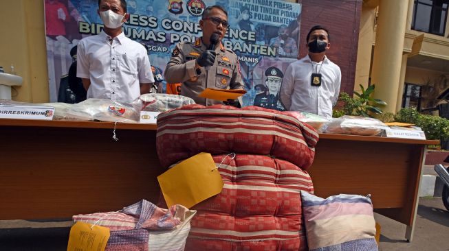 Kabid Humas Polda Banten Kombes Pol Shinto Silitonga (tengah) didampingi staf memperlihatkan sejumlah barang bukti saat ekspos ungkap kasus pembunuhan di Mapolda Banten, di Serang, Banten, Selasa (2/8/2022). ANTARA FOTO/Asep Fathulrahman
