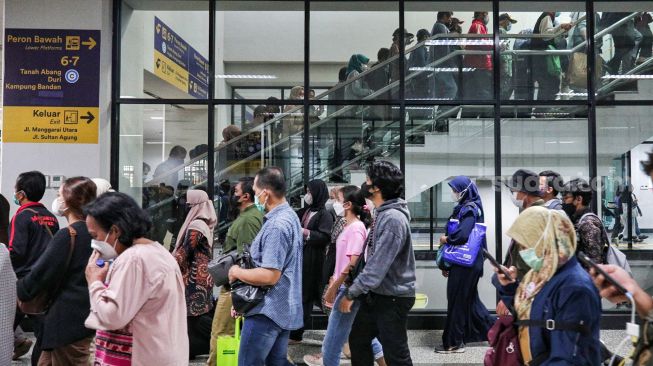 Kepadatan calon penumpang Kereta Rel Listrik (KRL) saat jam pulang kerja di Stasiun Manggarai, Jakarta Selatan, Selasa (2/8/2022). [Suara.com/Alfian Winanto]