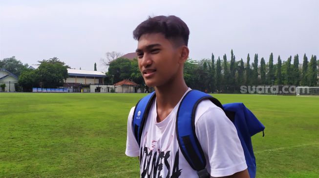 Gelandang timnas Indonesia U-16, Narendra Tegar Islami saat ditemui usai latihan jelang hadapi Singapura U-16 di Piala AFF U-16 2022 pada Selasa (2/8/2022). (Suara.com/Arif Budi)