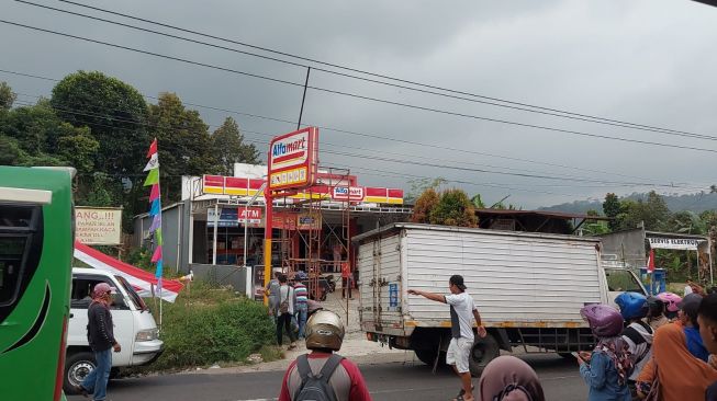 Viral Kejadian Nahas 3 Pekerja Tersengat Listrik Saat Perbaiki Papan Swalayan di Banjarnegara