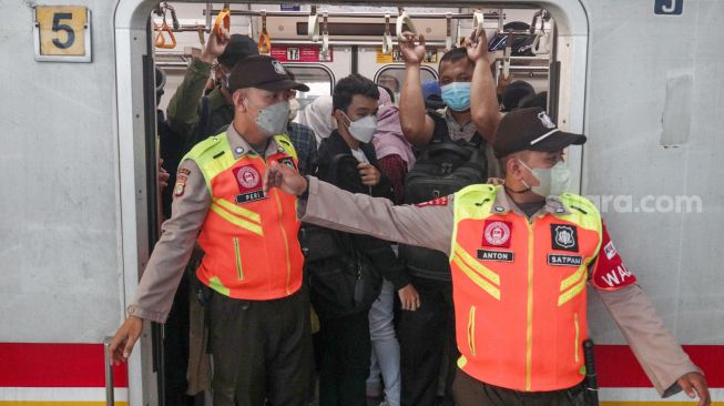 Viral Wanita Sholat di Kereta yang Melaju, Bagaimana Hukumnya Menurut Islam?