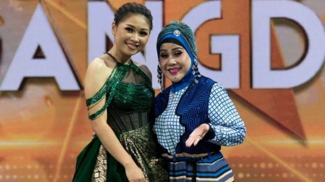 Ayu Novitasari bersama penyanyi pujaannya, Elvy Sukaesih. [Instagram]