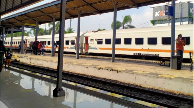 5 Kegiatan yang Bisa Dilakukan saat Menunggu Kereta Api Datang