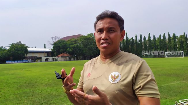 Bima Sakti saat ditemui seusai latihan timnas Indonesia U-16 jelang lawan Singapura U-16 di Lapangan UNY, Yogyakarta (Suara.com/Arif Budi)