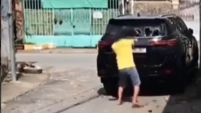 Video Viral Cowok Hancurkan Mobil Mewah Milik Tetangga yang Parkir Sembarangan depan Rumahnya
