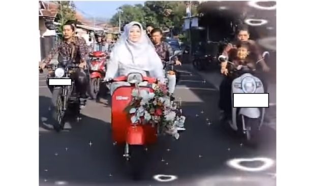 Emak-emak naik Vespa untuk antarkan anaknya melepas masa lajang (Facebook)