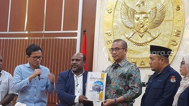 Majelis Rakyat Papua (MRP) mendatangi gedung Komisi Pemilihan Umum (KPU) untuk melakukan audiensi memastikan agar rakyat Papua bisa menggunakan hak suaranya pada Pemilu 2024 mendatang. (Suara.com/Bagaskara)