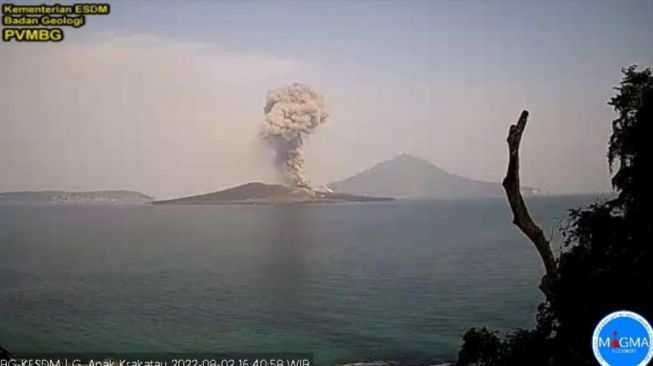Gunung Anak Krakatau Meletus, Ketinggian Kolom Abu Teramati 1.657 Meter