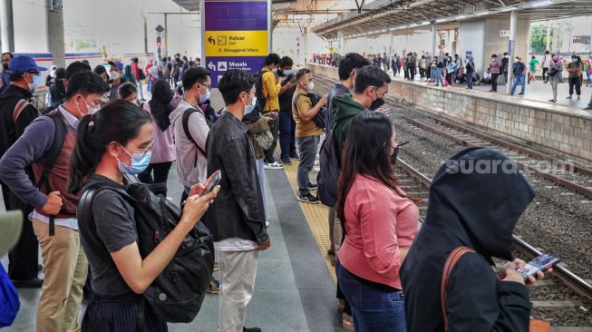 Kepadatan calon penumpang menunggu Kereta Rel Listrik (KRL) saat jam pulang kerja di Stasiun Manggarai, Jakarta Selatan, Selasa (2/8/2022). [Suara.com/Alfian Winanto]