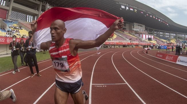 Pelari Indonesia Endi Nurdin Tine melakukan selebrasi usai memenangi final lari 1.500 meter putra T20 ASEAN Para Games 2022 di Stadion Manahan, Solo, Jawa Tengah, Selasa (2/8/2022). ANTARA FOTO/Muhammad Adimaja
