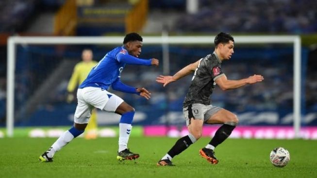 Joey Pelupessy (jersey hitam) saat masih memperkuat Sheffield Wednesday, berebut bola dengan pemain Everton dalam pertandingan putaran keempat Piala FA di Goodison Park, 24 Januari 2021. [AFP]