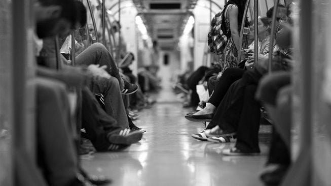 Jijik Banget! Wanita Tak Bermasker Nekat Copot Celana dan Santai Buang Air Kecil di Lantai Kereta
