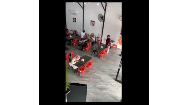 Viral Pengunjung Tampak Badmood, Karyawan Resto Lakukan Hal Manis Ini