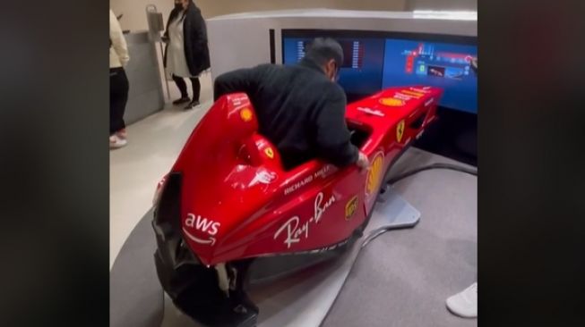 Modal pakai sandal jepit dan celana tidur, pria ini dianggap sebagai tamu VIP di showroom Ferrari (TikTok)