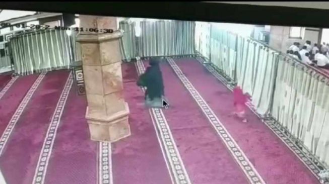 Rekaman CCTV perempuan curi kotak amal di masjid Kota Malang [Foto: Beritajatim]