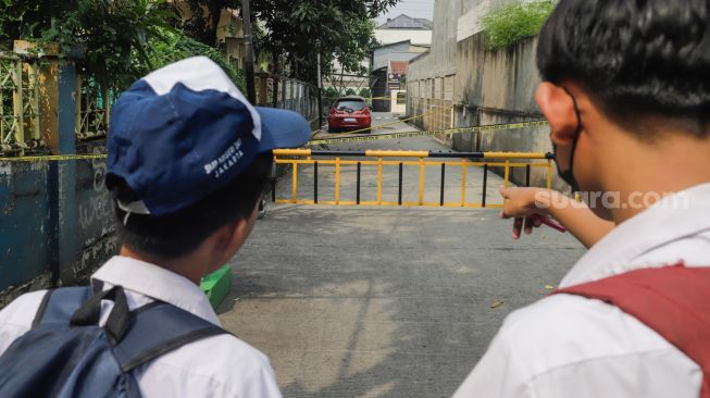 Suasana tempat kejadian perkara (TKP) peristiwa robohnya tembok proyek revitalisasi Gelanggang Olah Raga (GOR) Mampang di Pela Mampang, Jakarta Selatan, Selasa (2/8/2022). [Suara.com/Alfian Winanto]