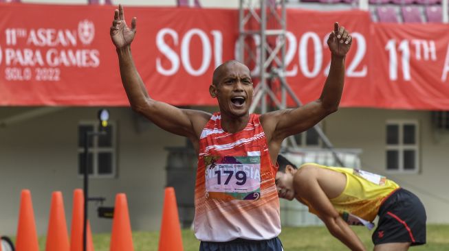 Pelari Indonesia Endi Nurdin Tine melakukan selebrasi usai memenangi final lari 1.500 meter putra T20 ASEAN Para Games 2022 di Stadion Manahan, Solo, Jawa Tengah, Selasa (2/8/2022). ANTARA FOTO/Muhammad Adimaja
