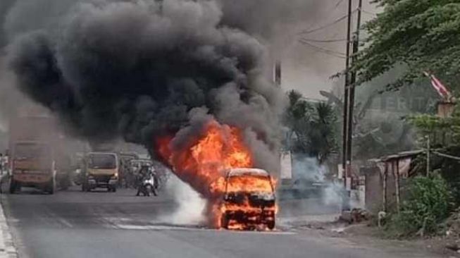 Baru Saja Isi Bensin di SPBU, Carry Terbakar Hebat di Jombang, Sopirnya Kabur Entah ke Mana