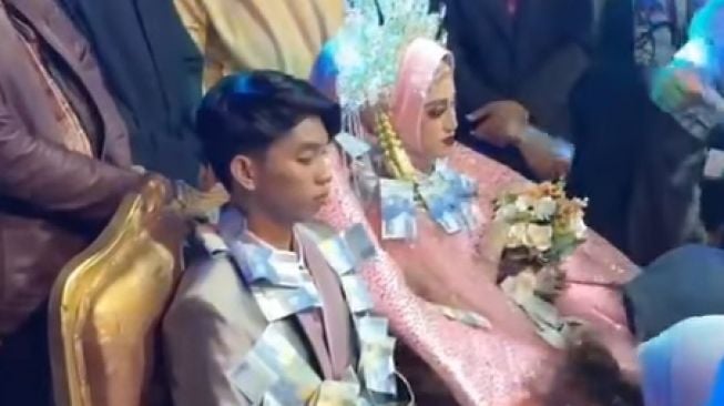 Asyik Banget, Hajatan di Madura, Pengantin Disawer Semua Tamu Undangan, Publik: Kesempatan Pamer Harta