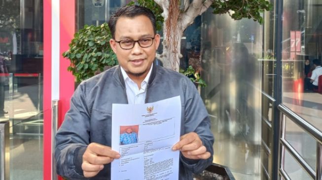 Plt Jubir KPK menunjukkan ciri-ciri buronan korupsi Bupati Memberamo Tengah Ricky Ham Pagawak. (Suara.com/Welly)