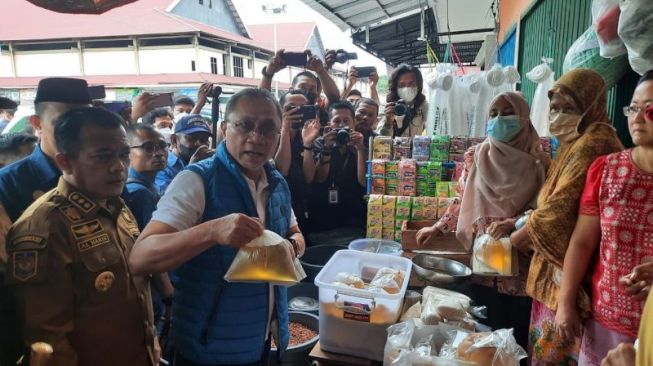 Sambil Pantau Harga Bahan Pokok, Mendag Bagi-bagi Minyak Goreng Gratis di Jambi