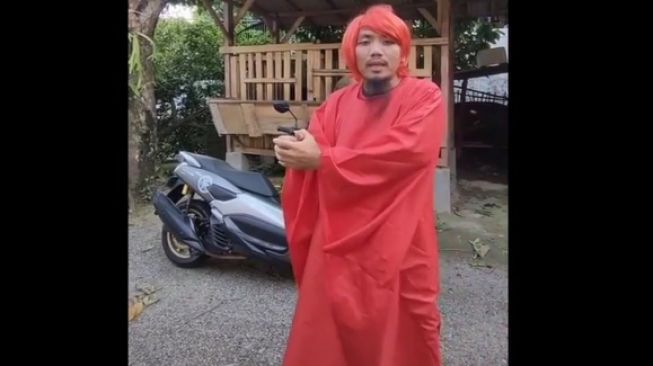 Heboh Pria Mirip Pesulap Merah Lakukan Aksi yang Bikin Geger, Ubah Yamaha NMAX Jadi Sepeda Onthel