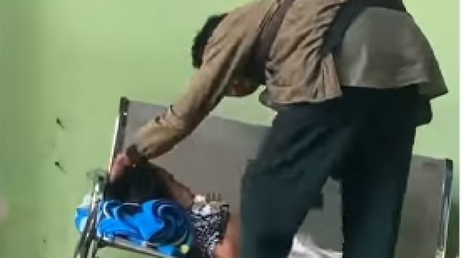 Video Ayah Usap Kepala Anaknya yang Terbaring Sakit di Kursi, Netizen Mewek Curhat Jasa Mendiang Ortu