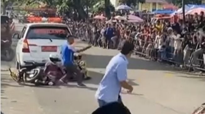 Pembalap road race jatuh berjamaah karena menabrak ambulans yang parkir di sirkuit (Instagram)