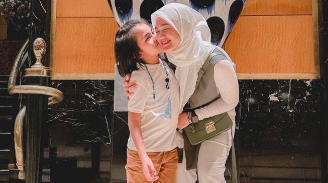 Jess Amalia bersama bocah perempuan, yang diduga anak pertamanya. [Instagram]