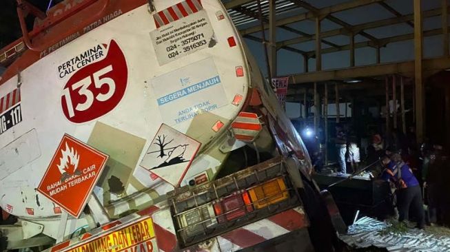 Hilang Kendali Saat Jalan Menurun, Truk Tangki Pertamina Kecelakaan di Semarang, Kernet Tewas