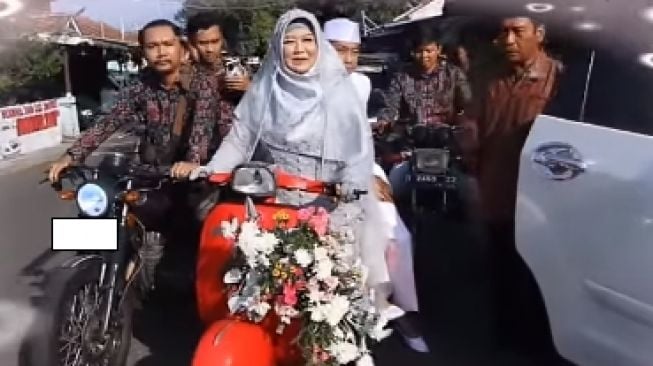 Aksi Emak-Emak Antarkan Anaknya Lepas Masa Lajang Naik Vespa, Gayanya Kece Abis