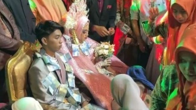 Viral Pasangan Pengantin Ini Dikalungi Uang dan Tubuhnya Bertabur Uang Saweran