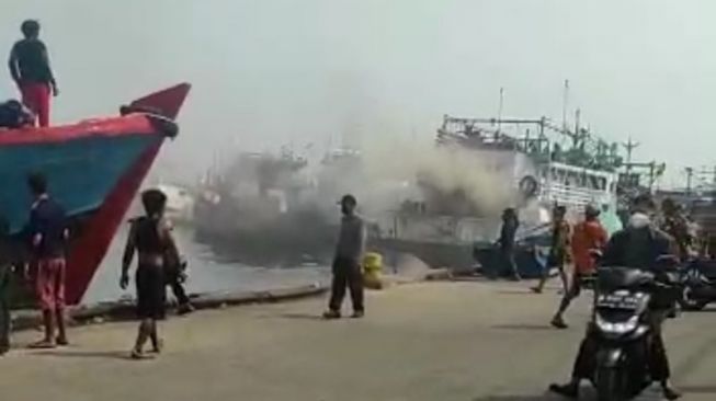 Bongkar Muatan, Kapal Ikan Terbakar di Dermaga PPS Muara Baru, Kerugian Rp 100 Juta