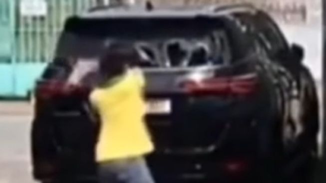 Detik-detik warga pecahkan kaca mobil yang diduga parkir sembarangan (Instagram/ @fakta.indo).