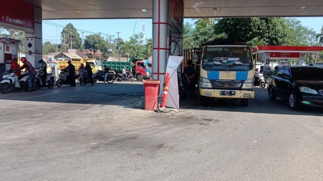Beli Solar  Subsidi di SPBU Sodong Pandeglang, Warga Harus Isi Dexlite Dulu
