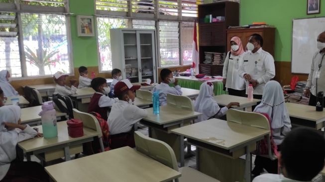 Kasus COVID-19 Melonjak, Pemerintah Daerah Bisa Hentikan PTM, Ini Ketentuan