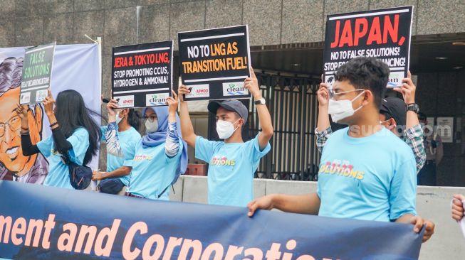 Sejumlah aktivis yang tergabung dalam WALHI DKI Jakarta menggelar aksi di depan Kantor Kedutaan Besar Jepang, Jakarta Pusat, Rabu (3/8/2022). [Suara.com/Alfian Winanto]