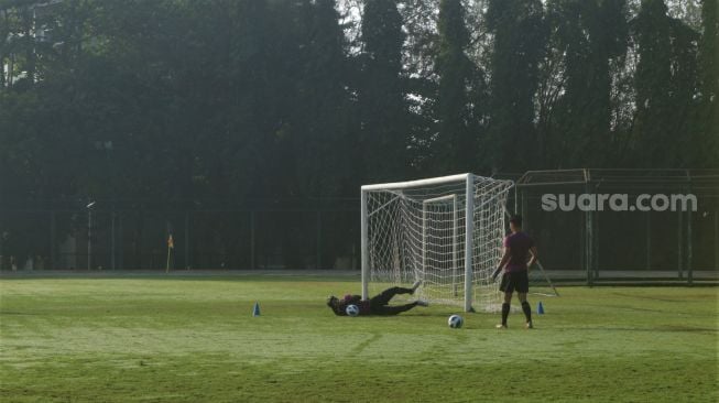 Kiper timnas Indonesia U-16 menjalani latihan jelang Piala AFF U-16 2022. (Suara.com/Arif Budi)