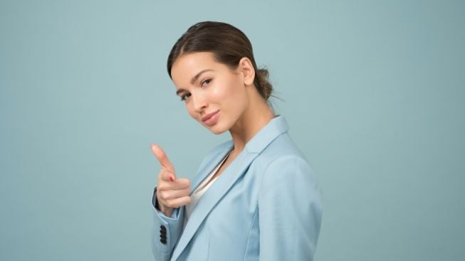 Photo by Moose Photos: https://www.pexels.com/photo/woman-wearing-blue-shawl-lapel-suit-jacket-1036622/