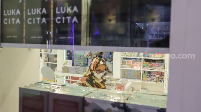 Pengunjung memilih buku untuk dibeli di Pameran Islamic Book Fair 2022 di JCC Senayan, Jakarta Pusat, Rabu (3/8/2022). [Suara.com/Alfian Winanto]