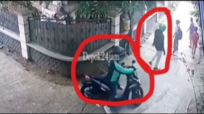 Detik-detik terduga pelaku saat melancarkan aksinya terekam CCTV (Instagram/ @depokhariini).