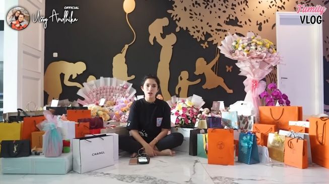 Momen Ussy Sulistiawaty Buka Kado Ulang Tahun (YouTube Ussy Andhika Official)