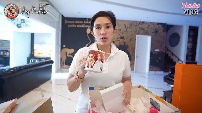 Momen Ussy Sulistiawaty Buka Kado Ulang Tahun (YouTube Ussy Andhika Official)