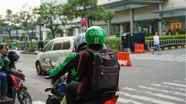 Customer Diajak Diskusi Bank Syariah, Ternyata Pekerjaan Asli Driver Ini Bikin Kaget