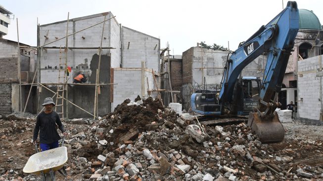 Pekerja menyelesaikan pembangunan rumah-rumah di Kampung Gembira, Kelurahan Cipinang Besar Utara, Jatinegara, Jakarta, Rabu (3/8/2022).  ANTARA FOTO/Aditya Pradana Putra