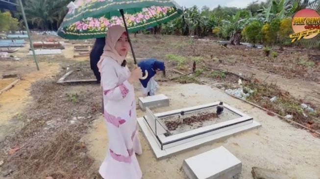 Potret Via Vallen Ziarah ke Makam Mertua (YouTube/Pak Geng Official)