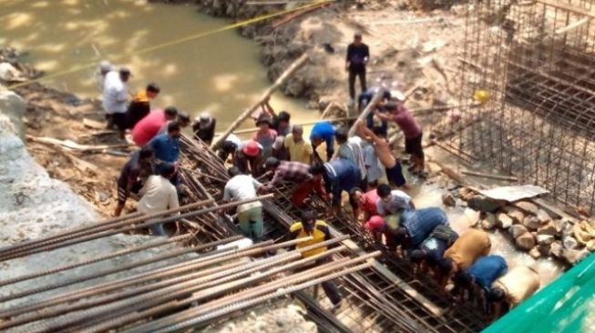 2 Pekerja Pembangunan Jembatan Bojongleles Lebak Tertimpa Kerangka Besi