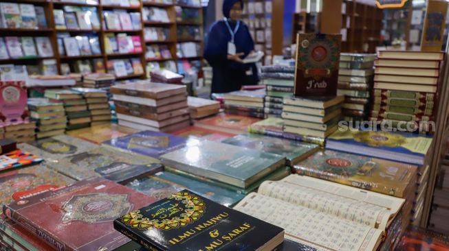 Pengunjung memilih buku untuk dibeli di Pameran Islamic Book Fair 2022 di JCC Senayan, Jakarta Pusat, Rabu (3/8/2022). [Suara.com/Alfian Winanto]